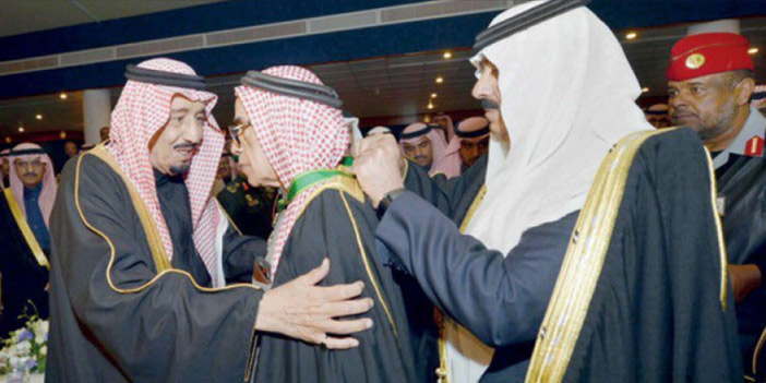 الملك سلمان مكرماً سعد البواردي الشخصية الثقافية لمهرجان الجنادرية 29 بعام 1435هـ - 2014م