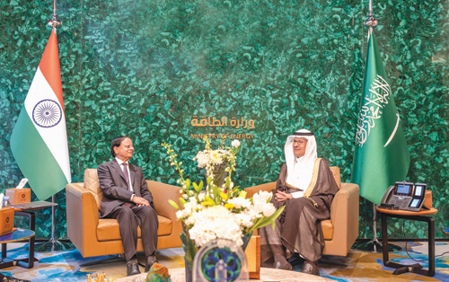 وزير الطاقة يستقبل السكرتير التنفيذي لرئيس الوزراء الهندي