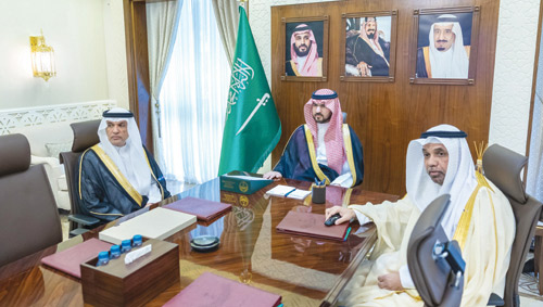 نائب أمير المنطقة الشرقية يتسلم تقريرا لبرنامج الفوزان المجتمعي 