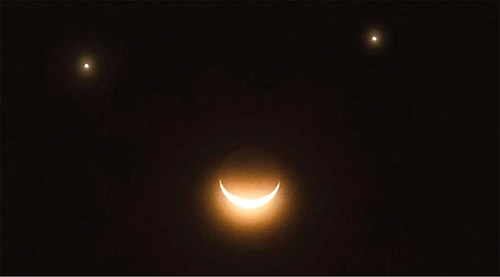 اقتران ثلاثي للزهرة وزحل والقمر الجمعة 