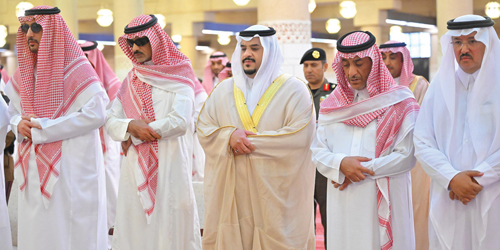 نائب أمير منطقة الرياض يؤدي الصلاة على والدة ناصر السديري 