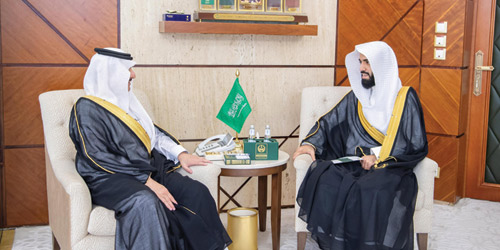  أمير المنطقة الشرقية مستقبلا رئيس المحكمة العامة بالقطيف