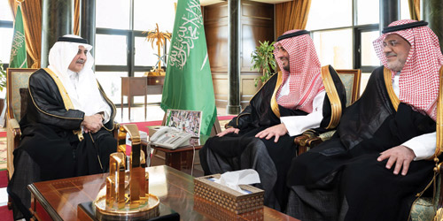 أمير منطقة تبوك يستقبل محافظ هيئة الاتصالات والفضاء والتقنية 