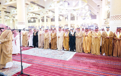  أداء صلاة الميت على الأمير ناصر بن فهد