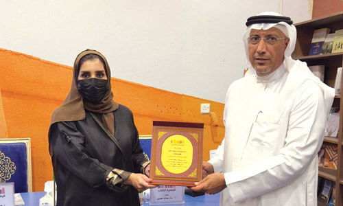  الدكتور العساف مكرماً منال الحصيني