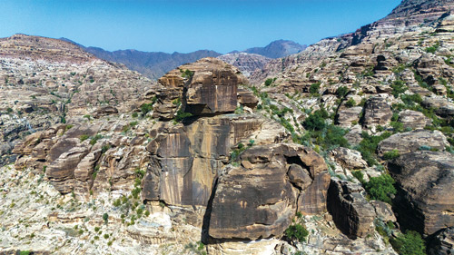صخرة «وادي لجب».. تكوين صخري لأسرار الطبيعة 
