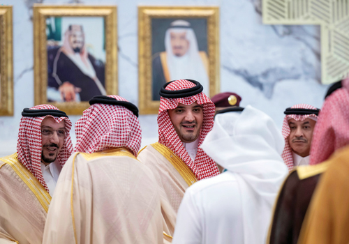 التقى أمير المنطقة والقيادات الأمنية ومتقاعدي القطاعات التابعة للوزارة 