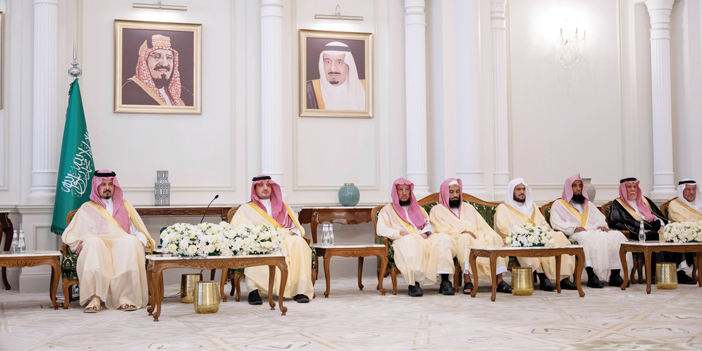 التقى القيادات الأمنية وقيادات مكافحة المخدرات ومتقاعدي «الداخلية» 