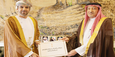 م. الخريجي يتسلم نسخة من أوراق اعتماد سفير سلطنة عُمان 