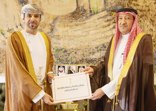  م. الخريجي يتسلم نسخة من أوراق اعتماد سفير سلطنة عُمان