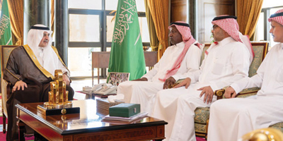 أمير تبوك يستقبل رئيس وأمين عام جمعية «أصدقاء» لاعبي كرة القدم 