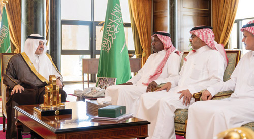 الأمير فهد بن سلطان خلال حديثه مع أعضاء الجمعية