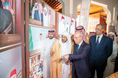 وزير الشؤون الإسلامية يفتتح معرض «جسور» في المغرب 