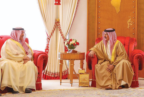 ملك البحرين مستقبلا وزير التعليم