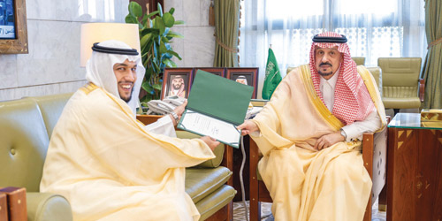 أمير منطقة الرياض يستقبل المدير التنفيذي السابق لجمعية ابن باز للتنمية الأسرية 
