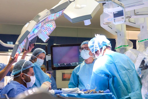 «التخصصي» يوظّف الجراحة الروبوتية لإنقاذ طفل مصاب بفشل كبدي 