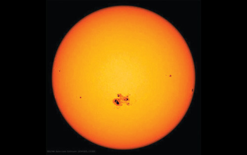 سماء مسقط تشهد بقعة شمسية تعادل حجم الأرض 11 مرة 