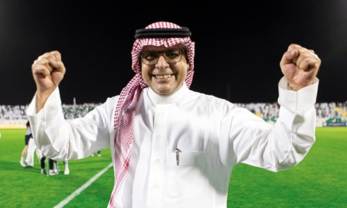  رئيس النجمة المنيف محتفلاً بالصعود