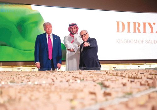 ولي العهد يصطحب الرئيس الأمريكي بجولة في حي الطريف