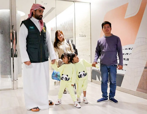 وصول الملتصق الفلبيني كليا وموريس