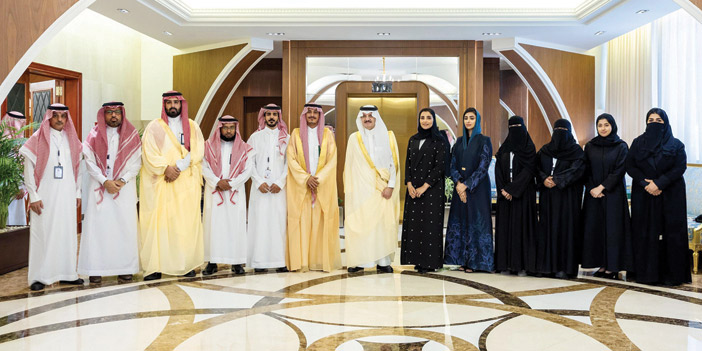  أمير المنطقة الشرقية مستقبلاً رئيس ومنسوبي نادي المسؤولية الاجتماعية