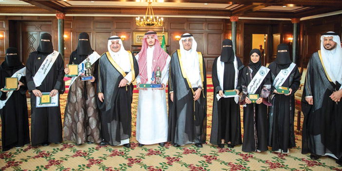  أمير منطقة تبوك مستقبلا طلاب وطالبات مدارس الملك عبدالعزيز النموذجية