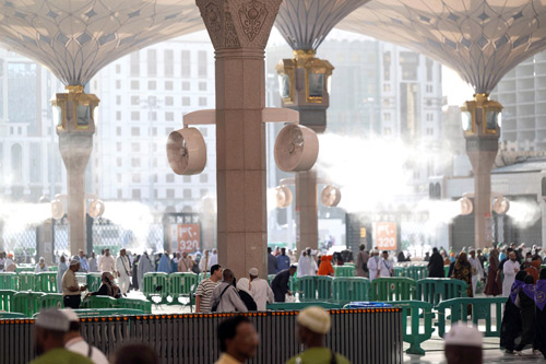  مراوح برذاذ لتلطيف الأجواء في ساحات المسجد النبوي