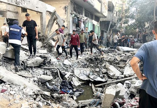 الاحتلال يواصل غاراته الدموية على القطاع 