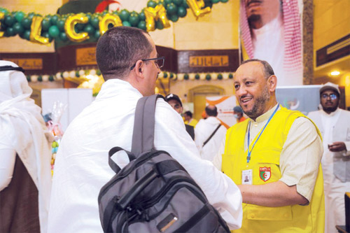 استقبال الفوج الأول من حجاج الجزائر وطاجكستان وإرتيريا بالورد وزمزم 