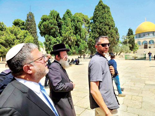 بحماية من شرطة الاحتلال الإسرائيلي 