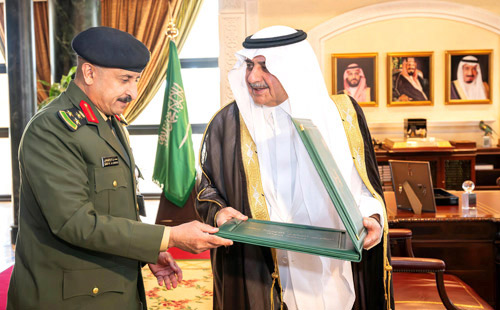  الأمير فهد بن سلطان مستقبلاً مدير سجون منطقة تبوك