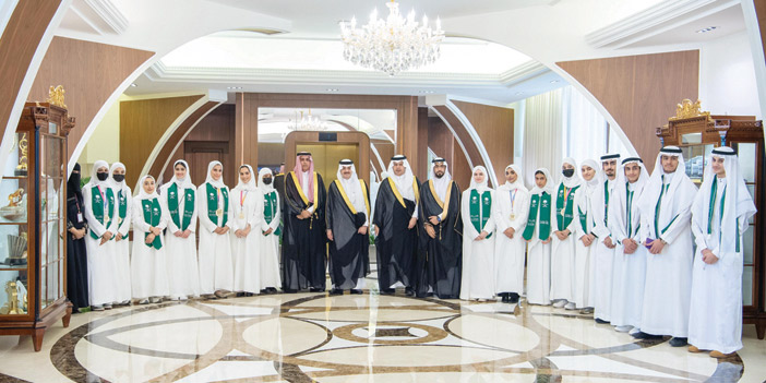 أمير المنطقة الشرقية مستقبلا عددًا من طلاب تعليم الشرقية والأحساء