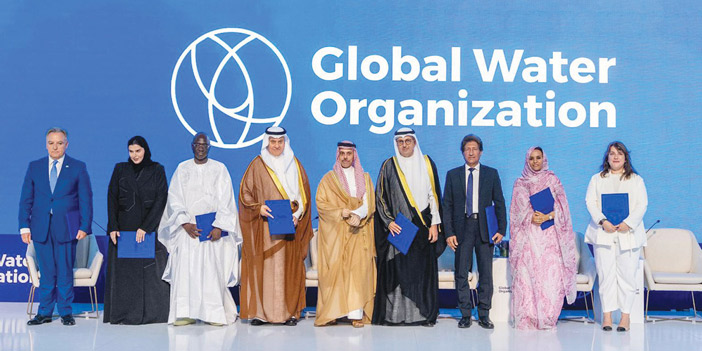 وزير الخارجية متوسطا ممثلي أعضاء المنظمة العالمية للمياه عقب توقيع الميثاق