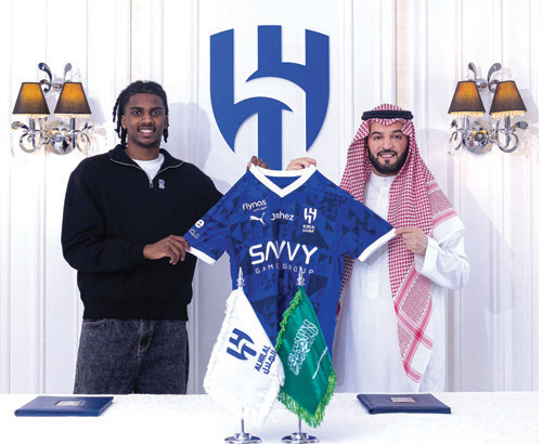  دارسي يحمل قميص الزعامة الأزرق بعد توقيعه