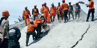 استمرار البحث عن ضحايا انهيار محجر في إندونيسيا وارتفاع عدد القتلى إلى 17 