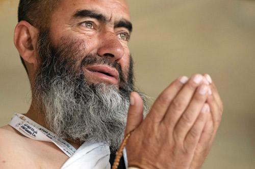  حاج يبتهل إلى المولى عزوجل في المشاعر المقدسة