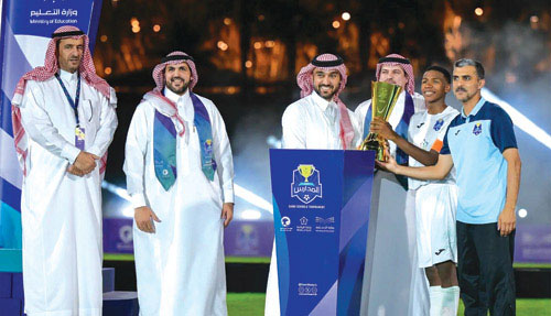 وزير الرياضة يشهد ختام دوري المدارس لكرة القدم 