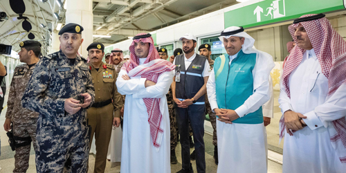 تفقد قطار المشاعر المقدسة.. والتقى القيادات الأمنية والعسكرية 