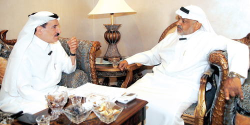  الدكتور عبدالله العمري متحدثاً للزميل عوض القحطاني