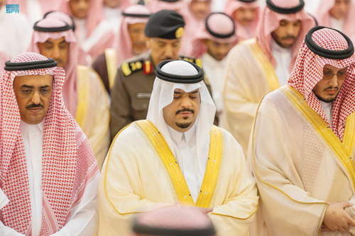  نائب أمير منطقة الرياض خلال أدائه الصلاة على الشيخ عبدالله القحطاني