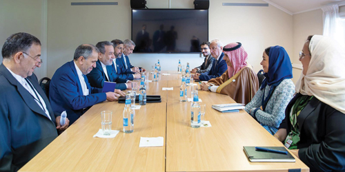  وزير الخارجية خلال لقائه نظيره الإيراني