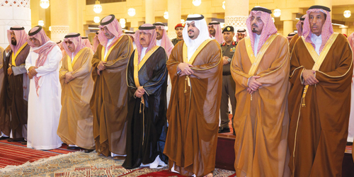 نائب أمير منطقة الرياض يؤدي الصلاة على الأمير فيصل بن تركي بن سعود الكبير 