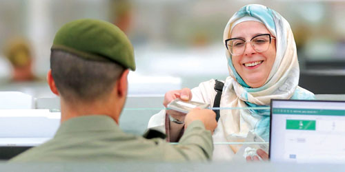 «الجوازات» تنهي إجراءات مغادرة أولى رحلات ضيوف الرحمن 