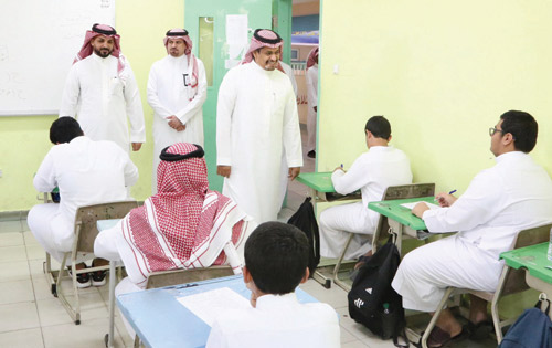 وكيل تعليم الرياض يطمئن على سير الاختبارات 