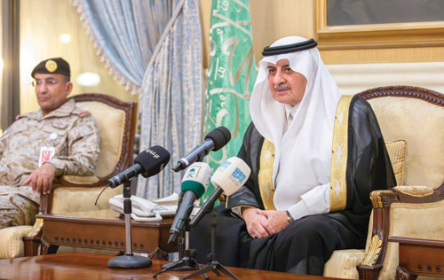 أمير منطقة تبوك خلال تكريمه المشاركين في أعمال الحج بالمنطقة 