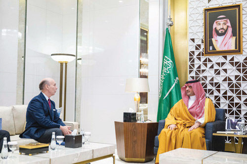 وزير الداخلية يبحث مع سفير إسبانيا عدداً من الموضوعات ذات الاهتمام المشترك 