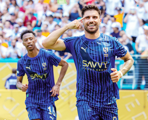 في لقاء عالمي عاصف بحضور جماهيري كبير 