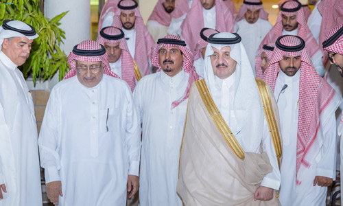 أمير المنطقة الشرقية يعزي أسرة العطيشان 