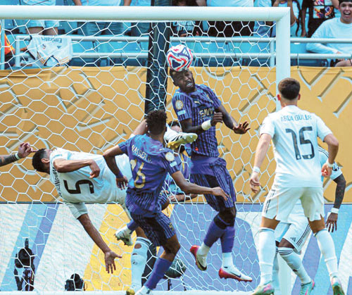 يا هلال المعجزات.. يا غيمة السماء التي لا تنجلي.. رفعت راية العز خفاقة 