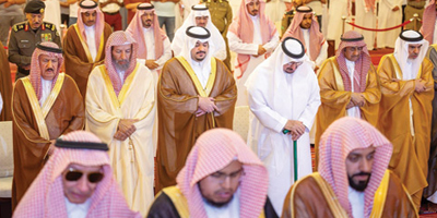 نائب أمير منطقة الرياض يؤدي الصلاة على الأمير مشعل بن عبدالله بن فهد 